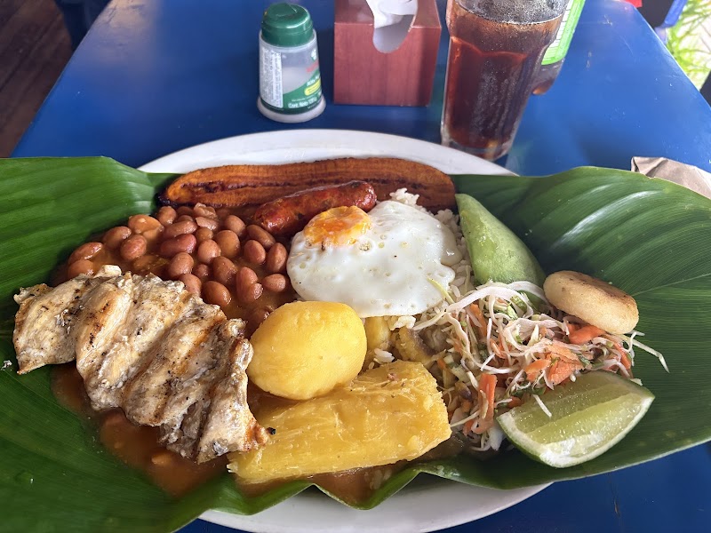 Food and drinks at La Tienda de la 70, Laureles, Medellin