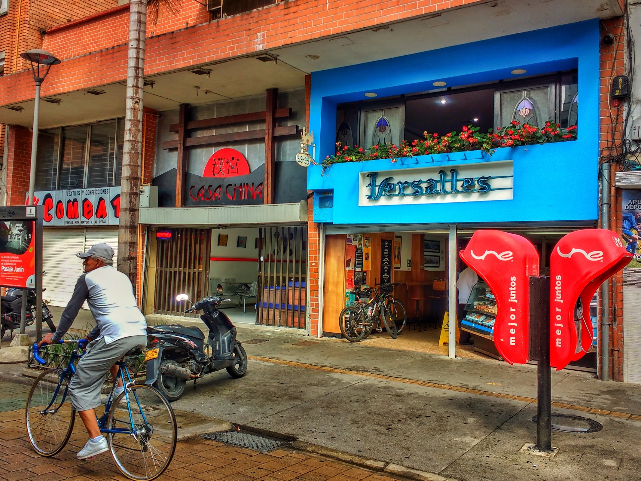Versalles | Restaurant & Pastry shop in Medellín
